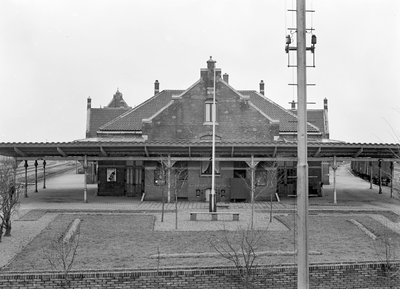 150472 Gezicht op de zijgevel en de perronkap van het N.S.-station Kesteren te Kesteren, uit het oosten.N.B. Dit ...